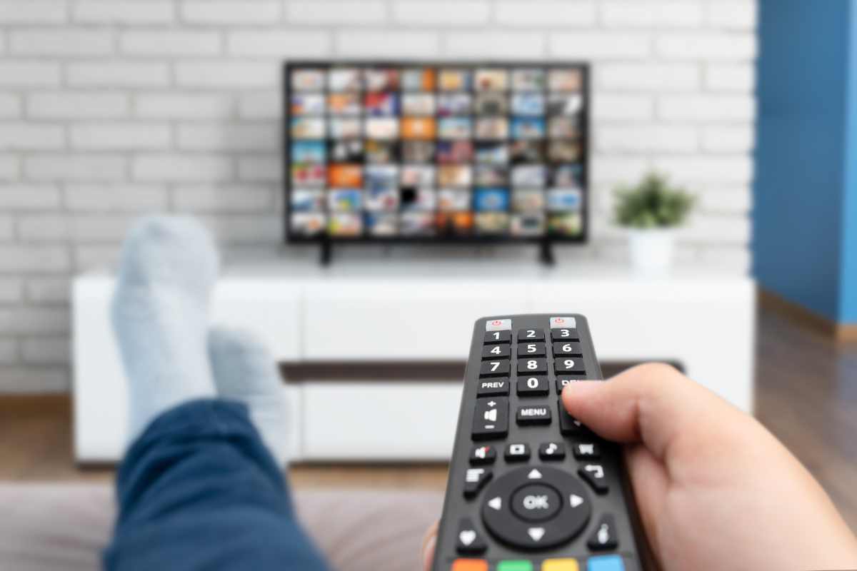 tv sempre accesa brutta notizia quanto costa